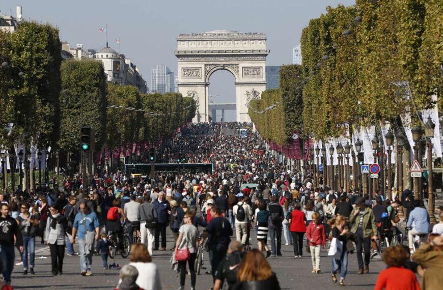 paris champs-elysees walking