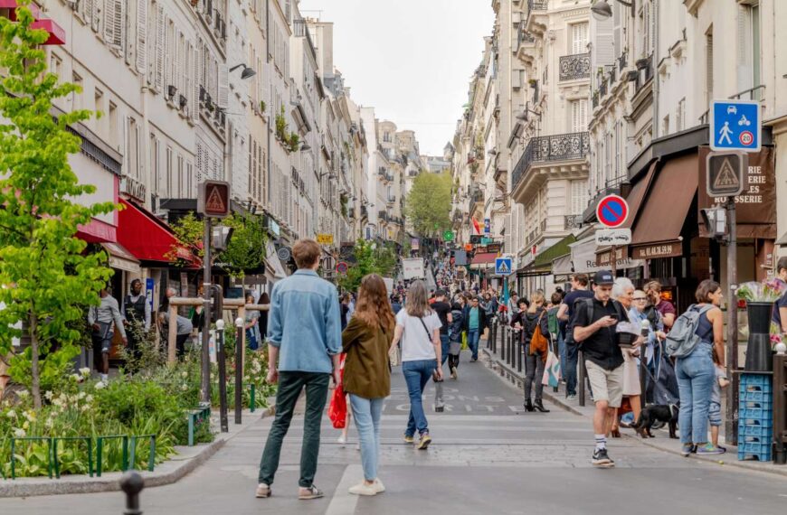 france paris south pigalle rue des martyrs